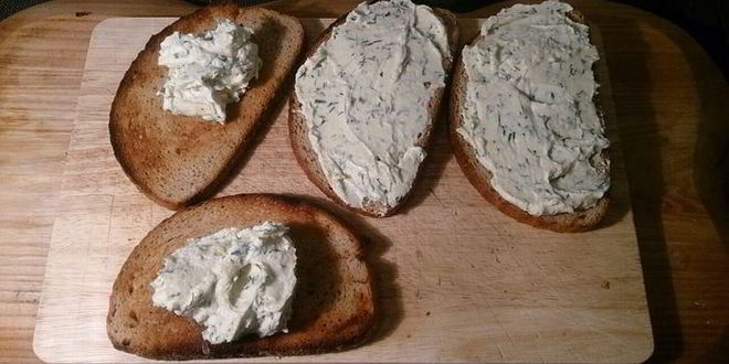 Рецепт закусочных тостов с сельдью и печеной свеклой