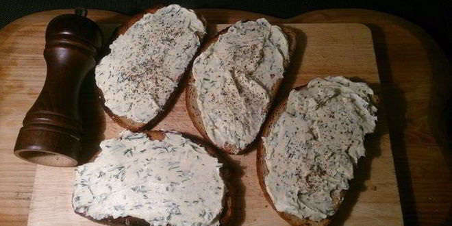 Рецепт закусочных тостов с сельдью и печеной свеклой