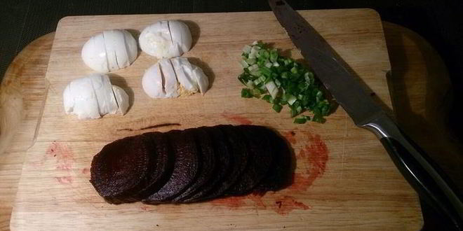 Рецепт закусочных тостов с сельдью и печеной свеклой