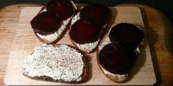 Рецепт закусочных тостов с сельдью и печеной свеклой