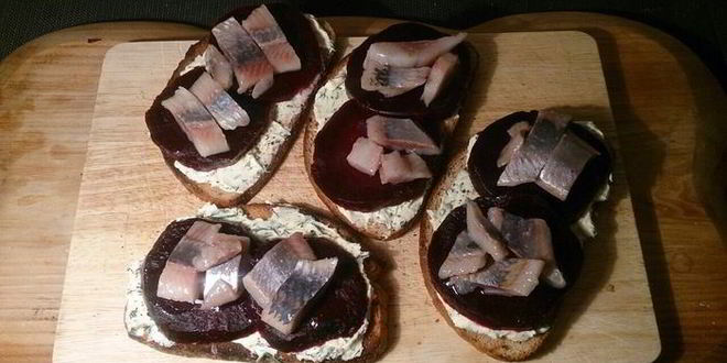 Рецепт закусочных тостов с сельдью и печеной свеклой