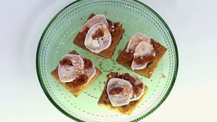 Рецепт запеченных тостов с козьим сыром