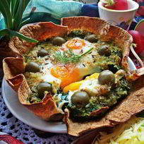 Глазунья, запеченная в шпинате