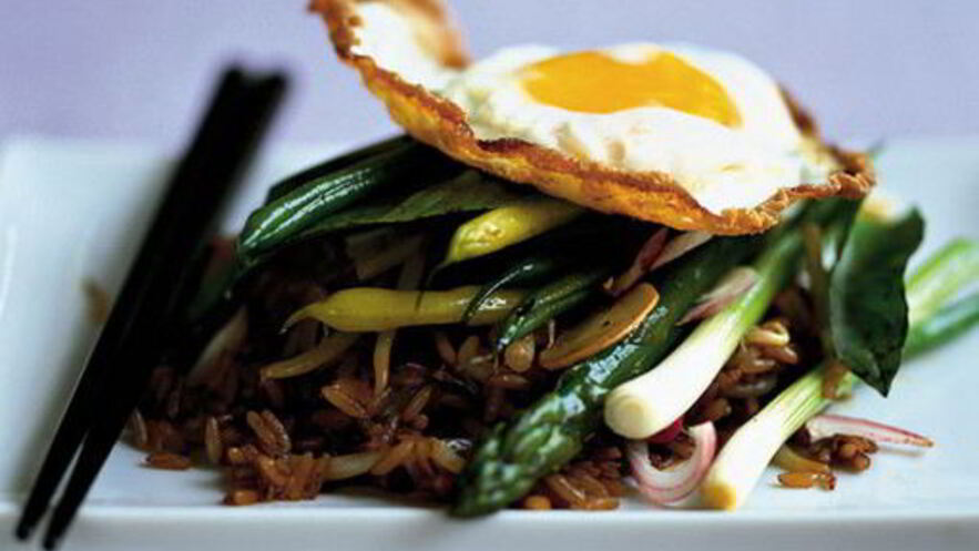 Рецепт нази-горенга с глазуньей