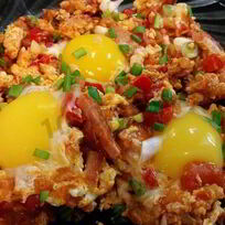 Вкуснейшая яичница с копченой грудинкой, помидорами