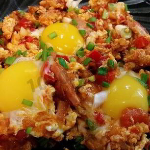 Рецепт Вкуснейшей яичницы с копченой грудинкой, помидорами