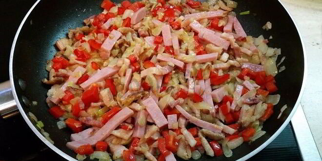 Рецепт вкуснейшей яичницы с копченой грудинкой, помидорами
