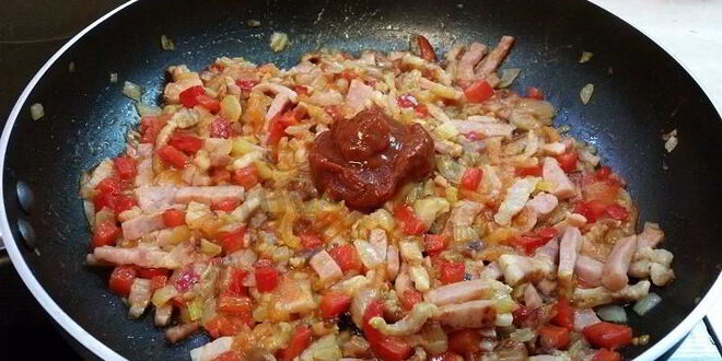 Рецепт вкуснейшей яичницы с копченой грудинкой, помидорами