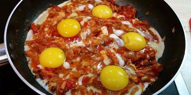 Рецепт вкуснейшей яичницы с копченой грудинкой, помидорами