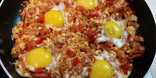 Рецепт вкуснейшей яичницы с копченой грудинкой, помидорами