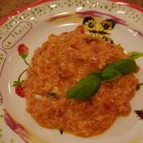 Яичница-болтунья с помидорами и базиликом