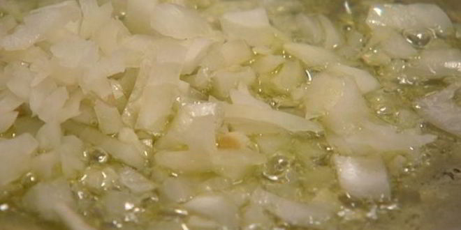 Рецепт яичницы-болтуньи с помидорами и базиликом