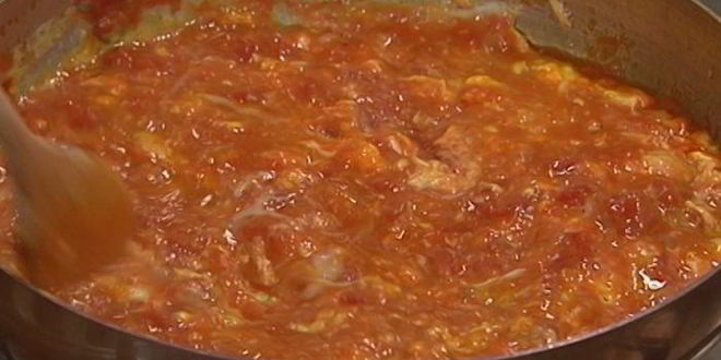 Рецепт яичницы-болтуньи с помидорами и базиликом