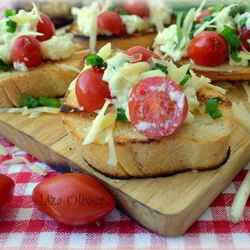 Рецепт Яичницы-болтуньи с сыром джюгас на хрустящих тостах