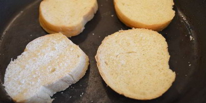 Рецепт яичницы-болтуньи с сыром джюгас на хрустящих тостах