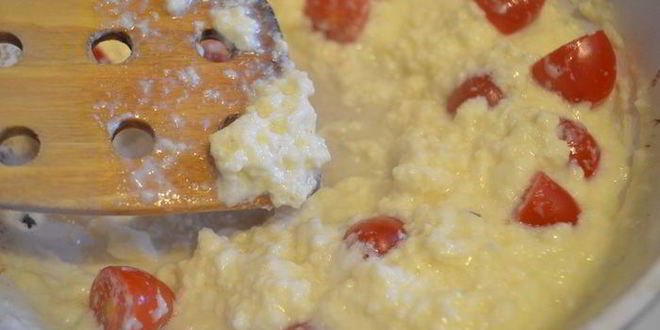 Рецепт яичницы-болтуньи с сыром джюгас на хрустящих тостах