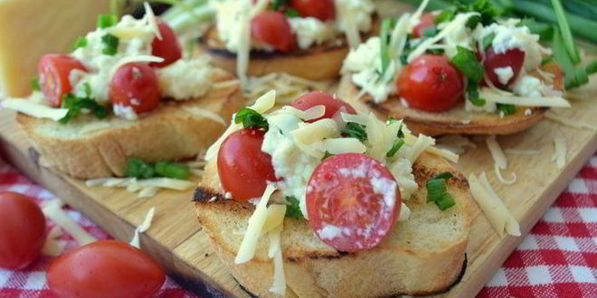 Рецепт яичницы-болтуньи с сыром джюгас на хрустящих тостах