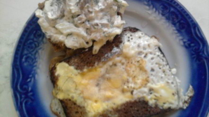 Рецепт яичницы и закуска из селедки