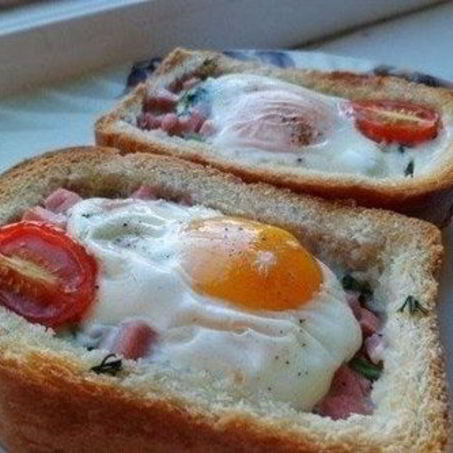 Рецепт Яичницы с беконом и помидорами в хлебе