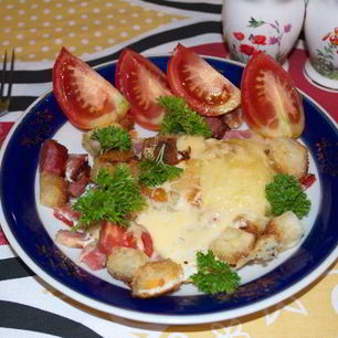 Рецепт Яичницы с колбасой и хлебом