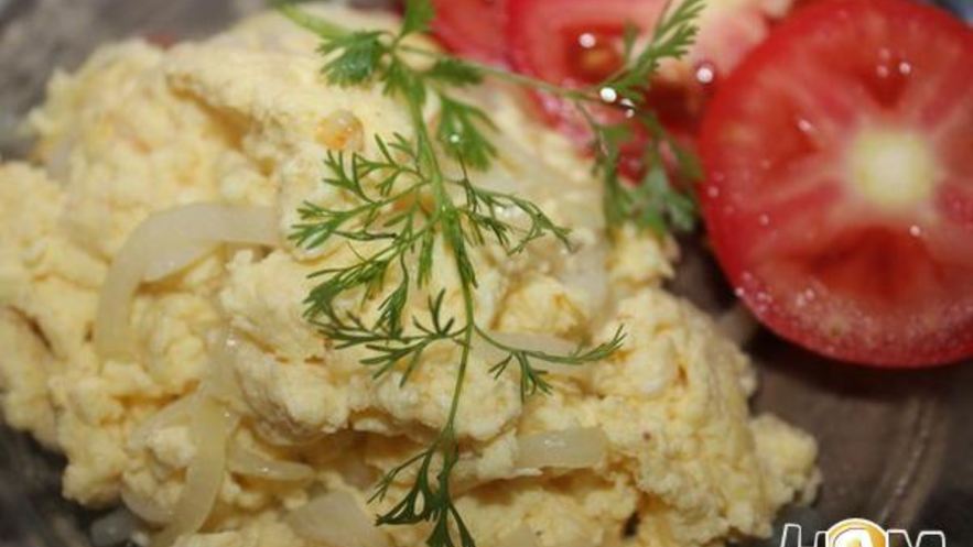 Рецепт яичницы с луком