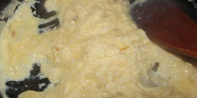 Рецепт яичницы с луком