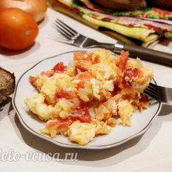 Рецепт Яичницы с помидорами и луком