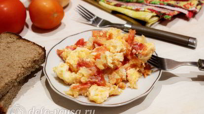 Рецепт Яичницы с помидорами и луком