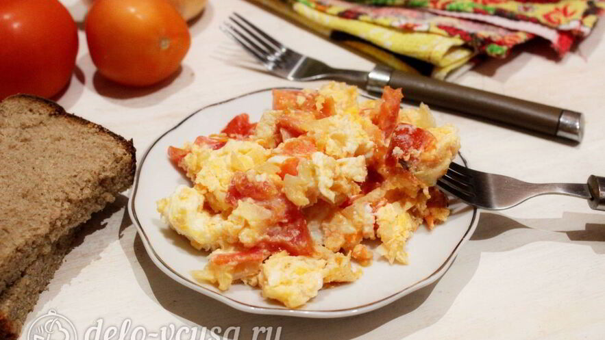 Рецепт яичницы с помидорами и луком