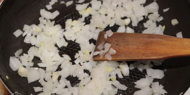 Рецепт яичницы с помидорами и луком