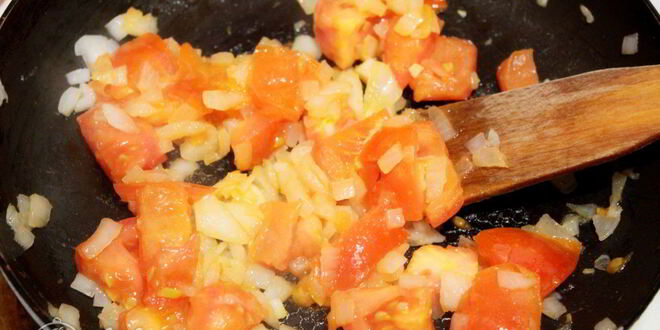Рецепт яичницы с помидорами и луком