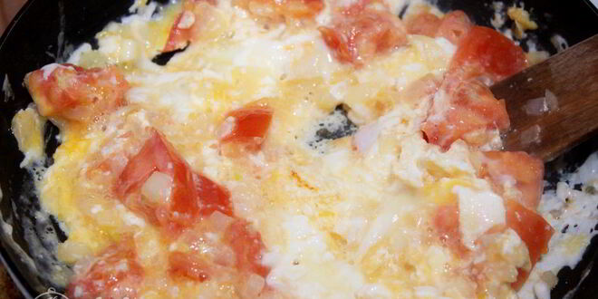 Рецепт яичницы с помидорами и луком