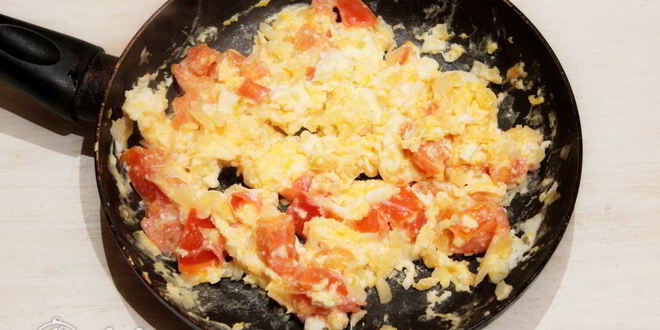 Рецепт яичницы с помидорами и луком
