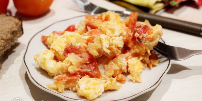 Рецепт яичницы с помидорами и луком