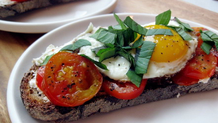 Рецепт яичницы с помидорами и сыром