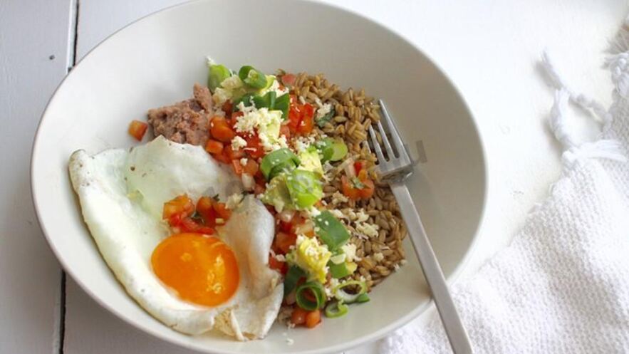 Рецепт яичницы с пророщенным овсом и овощами