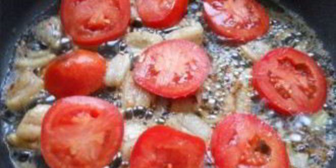 Рецепт яичницы с салом и помидорами