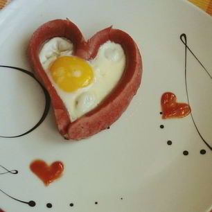 Рецепт Яичницы с сосиской в виде сердца