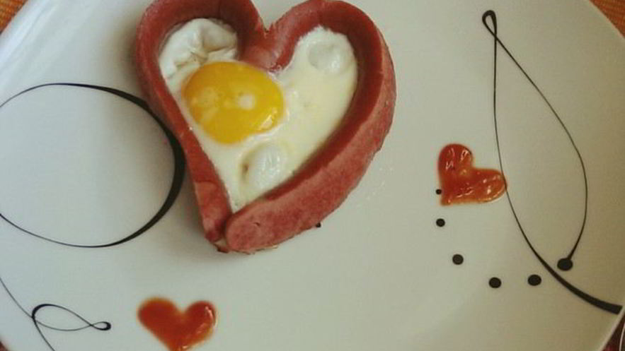 Рецепт яичницы с сосиской в виде сердца
