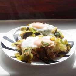 Рецепт Яичницы с тунцом и луком пореем