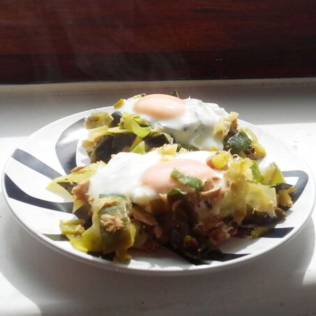 Рецепт Яичницы с тунцом и луком пореем