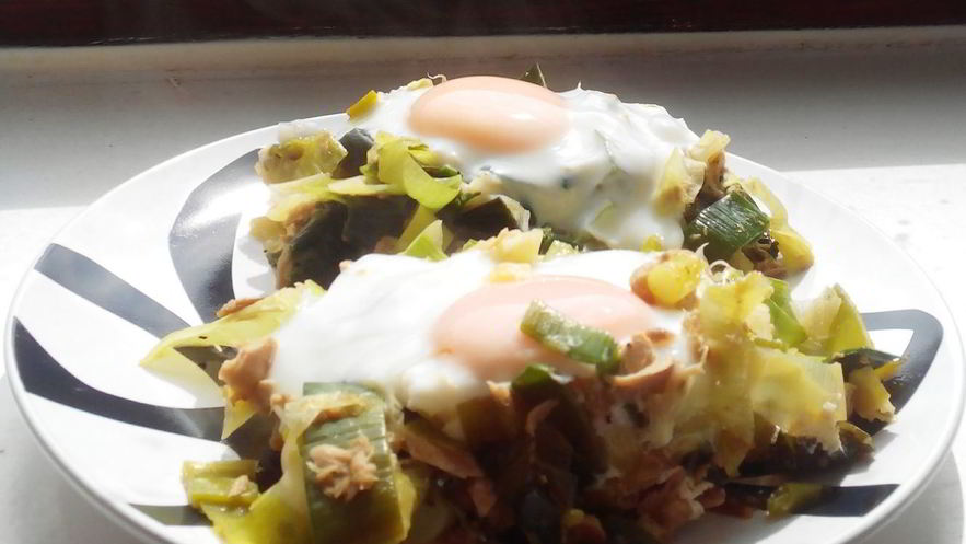 Рецепт яичницы с тунцом и луком пореем