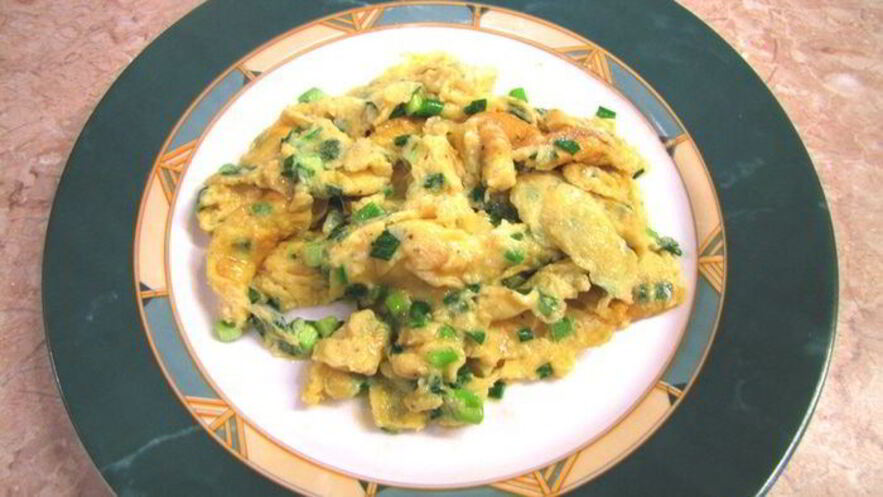 Рецепт яичницы с зеленым луком на завтрак в субботу