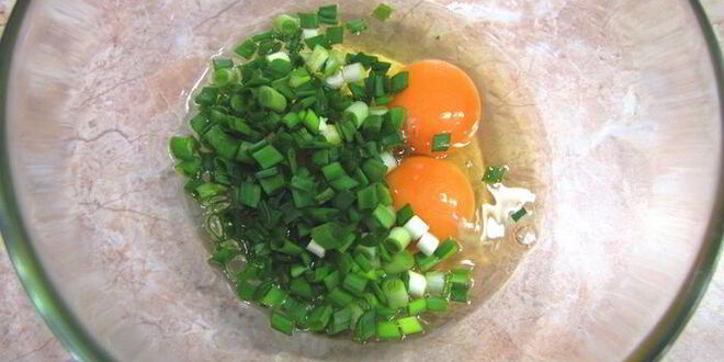 Рецепт яичницы с зеленым луком на завтрак в субботу