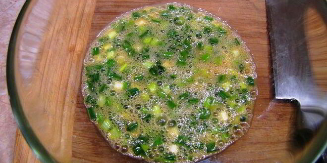 Рецепт яичницы с зеленым луком на завтрак в субботу