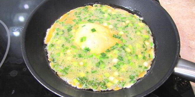 Рецепт яичницы с зеленым луком на завтрак в субботу