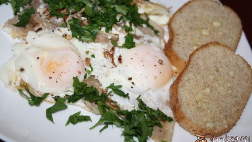 Рецепт яичницы со свиной грудинкой