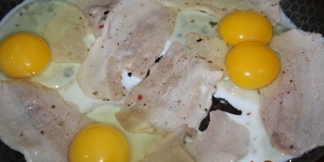 Рецепт яичницы со свиной грудинкой