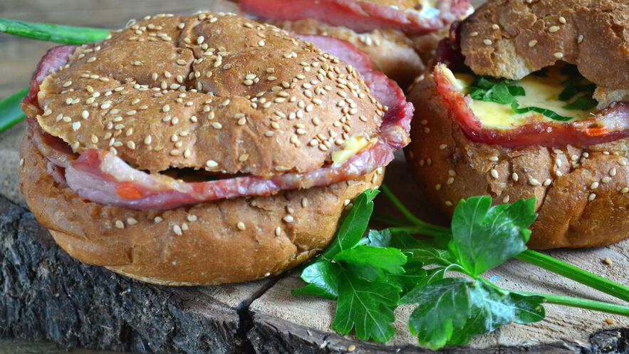 Рецепт яичницы в булочке с ветчиной