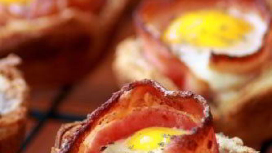 Рецепт яичницы в корзинке с беконом